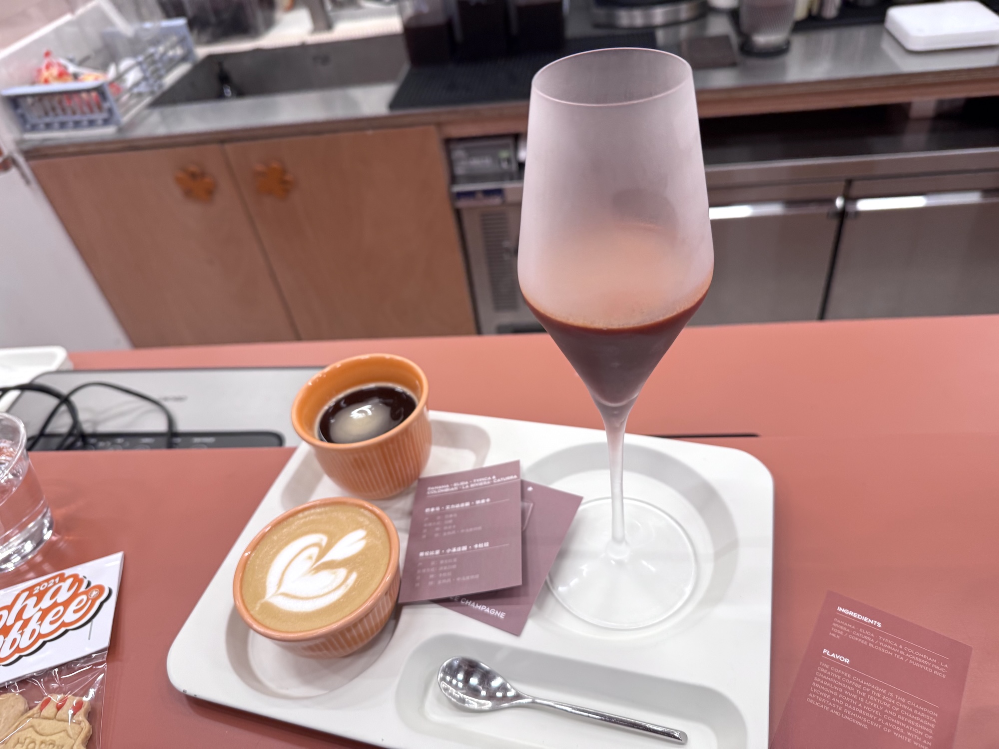 Bij onze koffieproeverij bij Aloha kregen we een bijzondere signature drink: Coffee Champagne | foto door: Hans Steenbergen